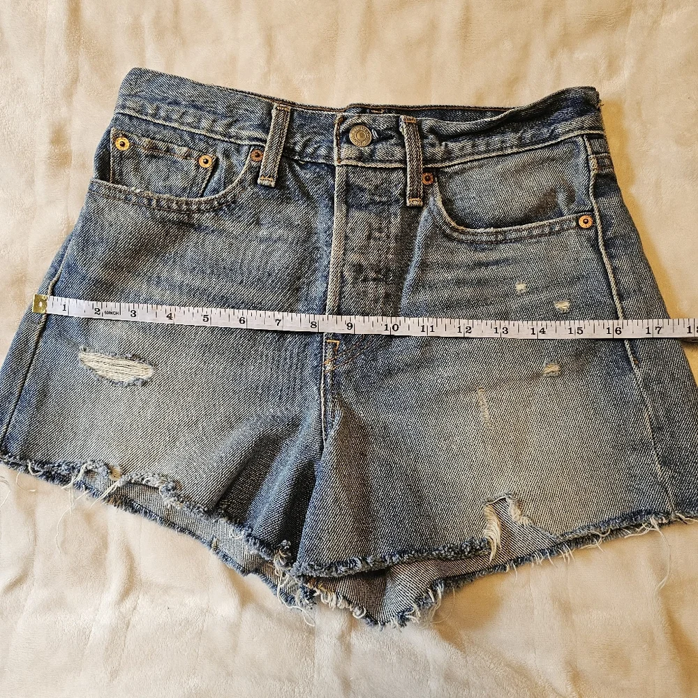 Levi’s Shorts High Rise Distressed Sz 27 Run Small Medium Wash - Picture 8 of 8